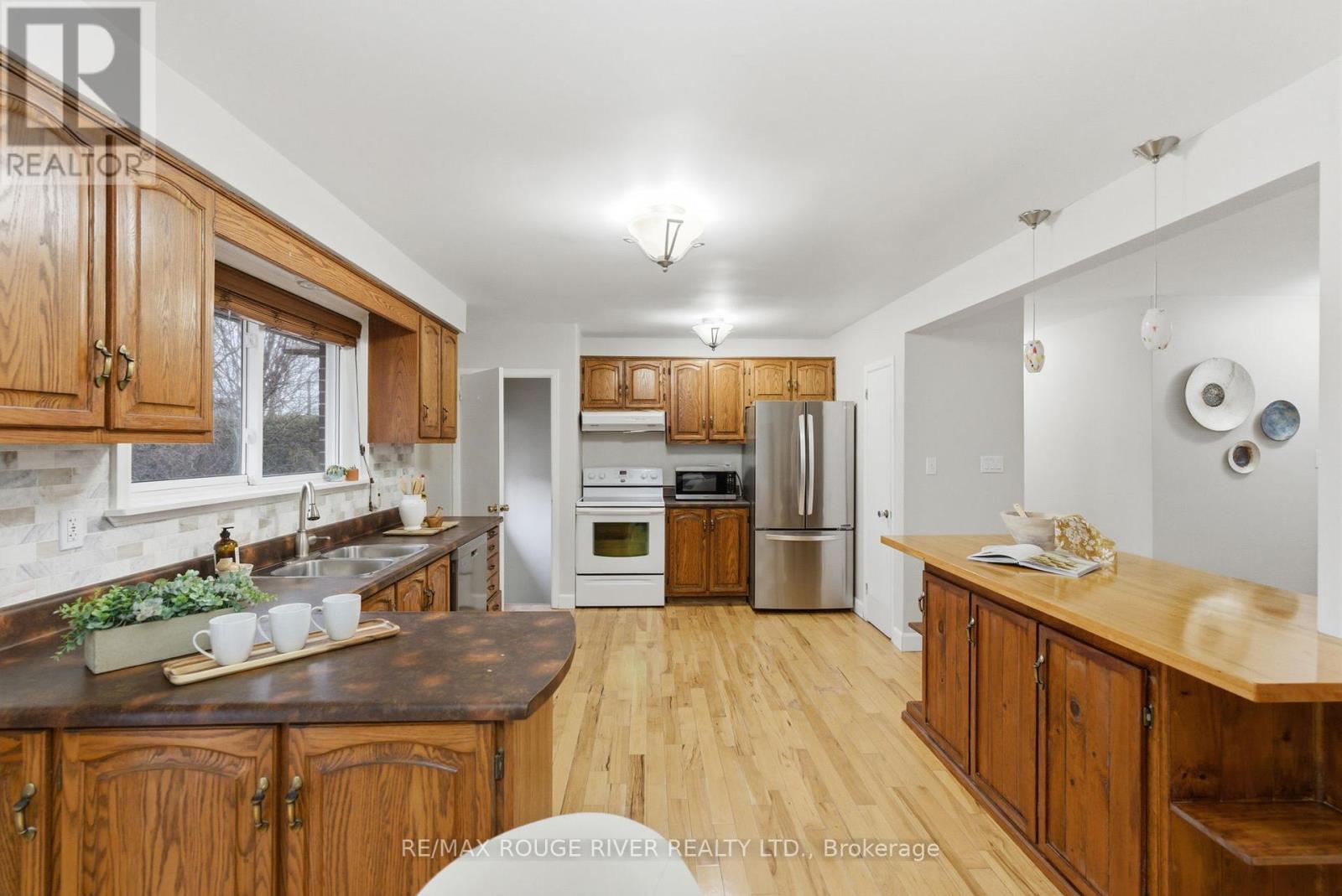 98 Applewood Crescent, Whitby, Ontario  L1N 2E7 - Photo 12 - E12947574