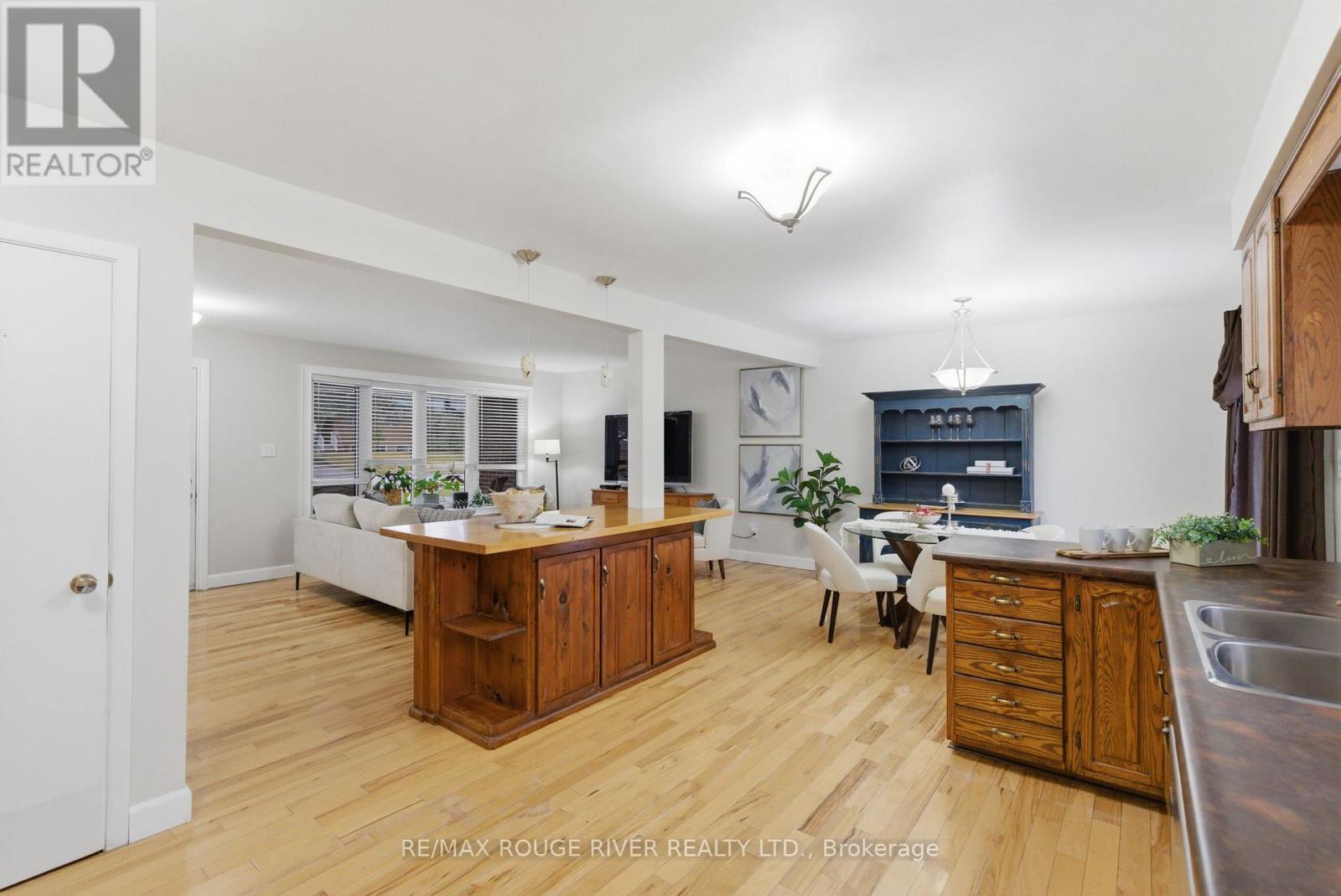 98 Applewood Crescent, Whitby, Ontario  L1N 2E7 - Photo 13 - E12947574