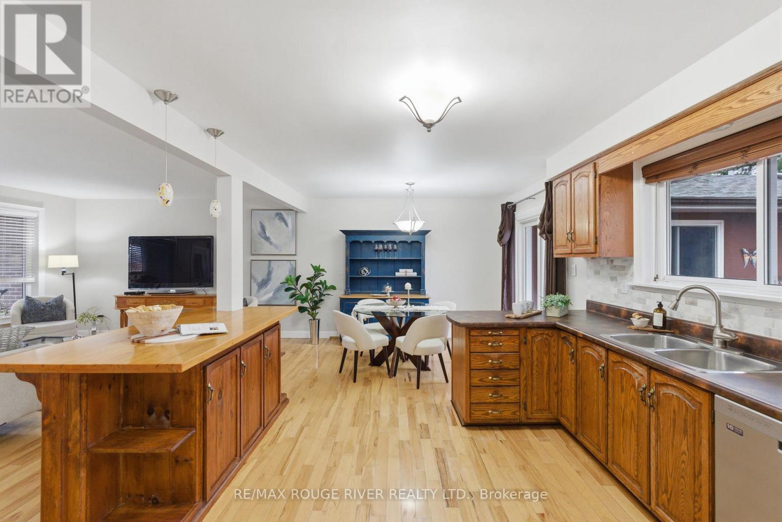 98 Applewood Crescent, Whitby, Ontario  L1N 2E7 - Photo 14 - E12947574