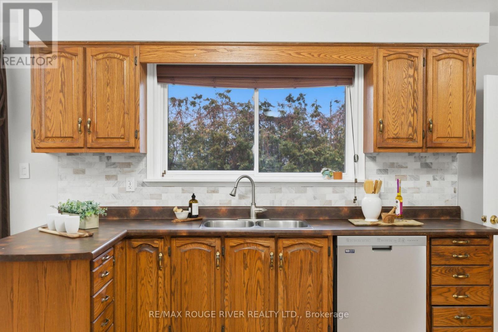 98 Applewood Crescent, Whitby, Ontario  L1N 2E7 - Photo 16 - E12947574