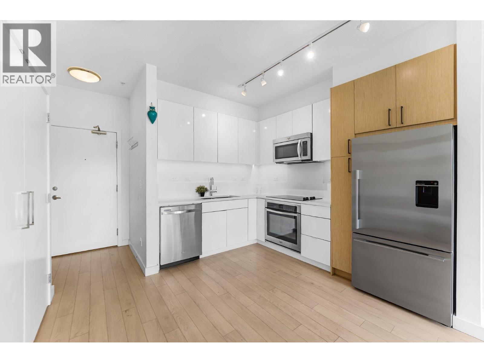 211 1621 Hamilton Avenue, North Vancouver, British Columbia  V7P 0B7 - Photo 3 - R3106055