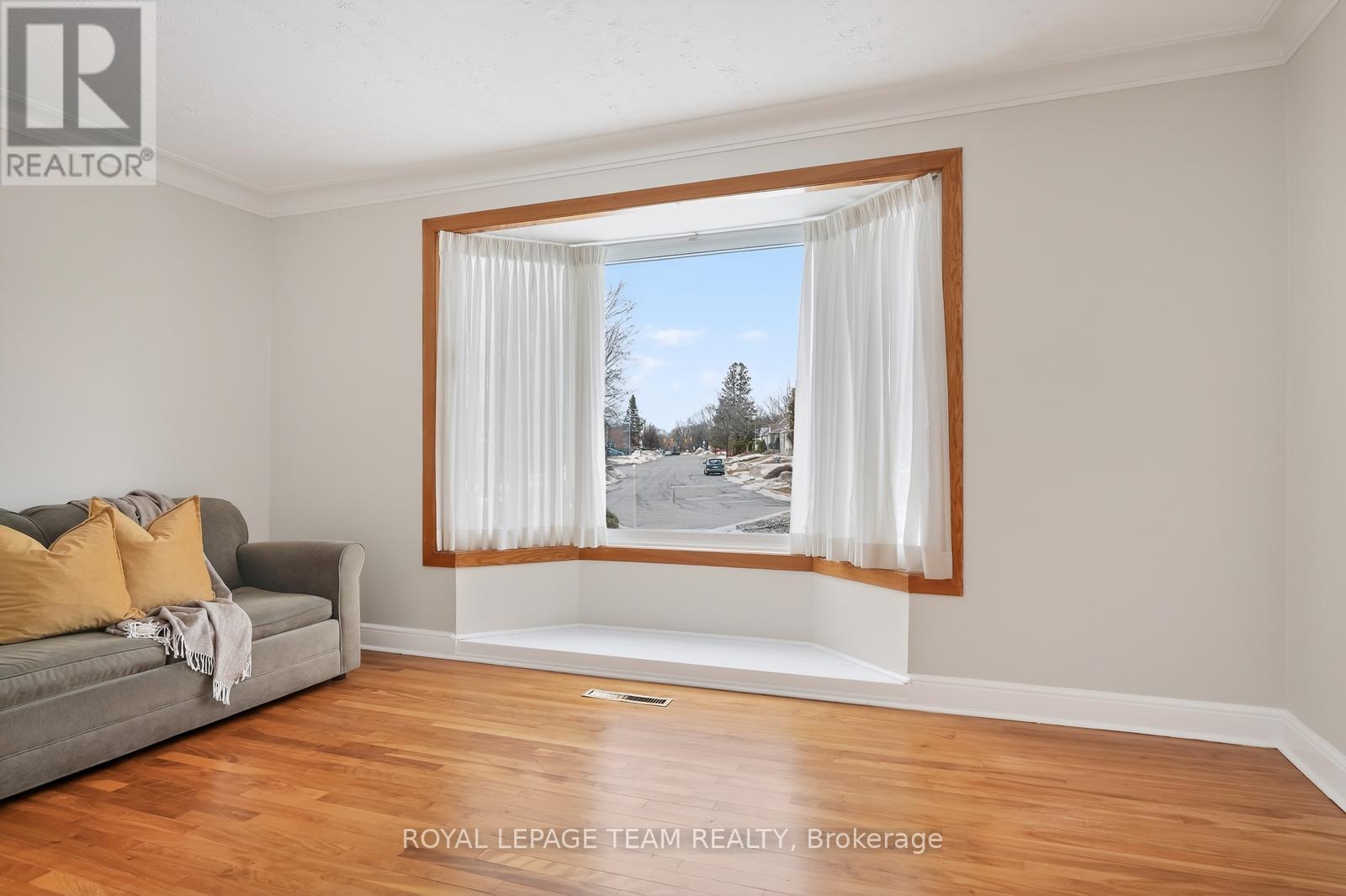 336 Ducharme Boulevard, Ottawa, Ontario  K1L 6T6 - Photo 2 - X12947500