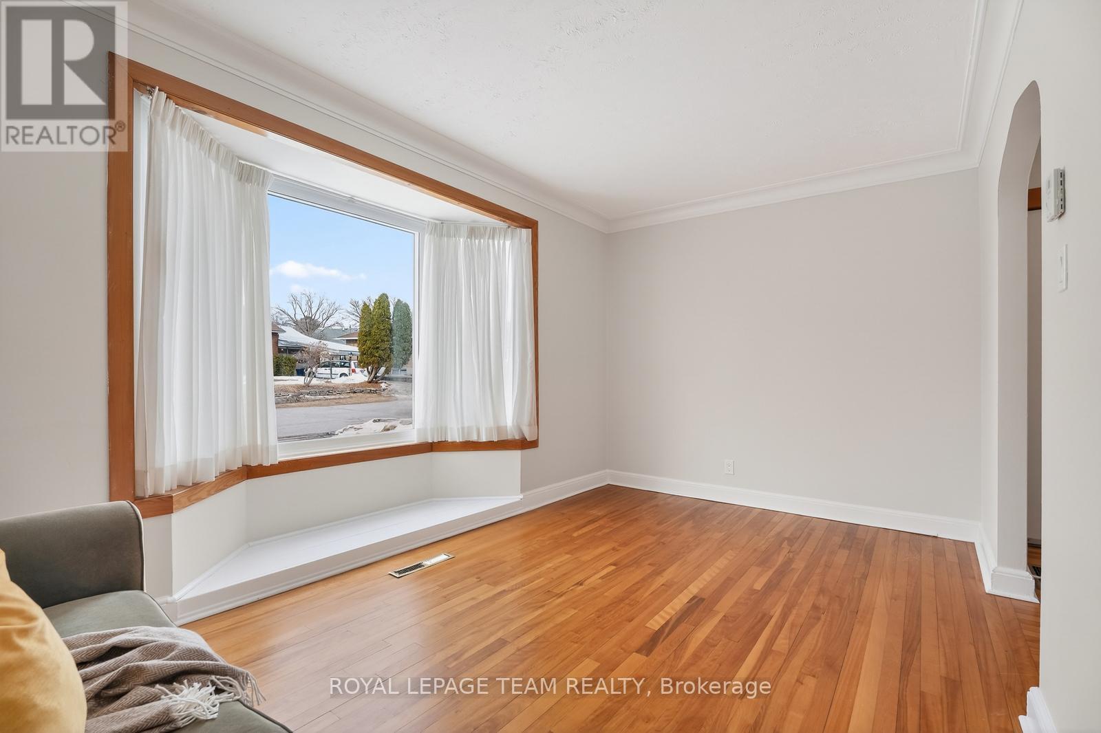 336 Ducharme Boulevard, Ottawa, Ontario  K1L 6T6 - Photo 4 - X12947500
