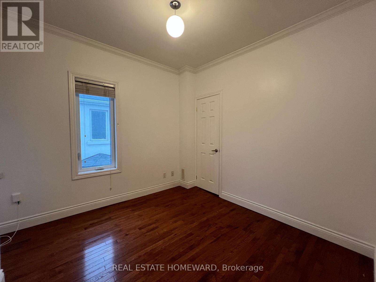 Upper - 220 Pape Avenue, Toronto, Ontario  M4M 2V8 - Photo 12 - E12947522