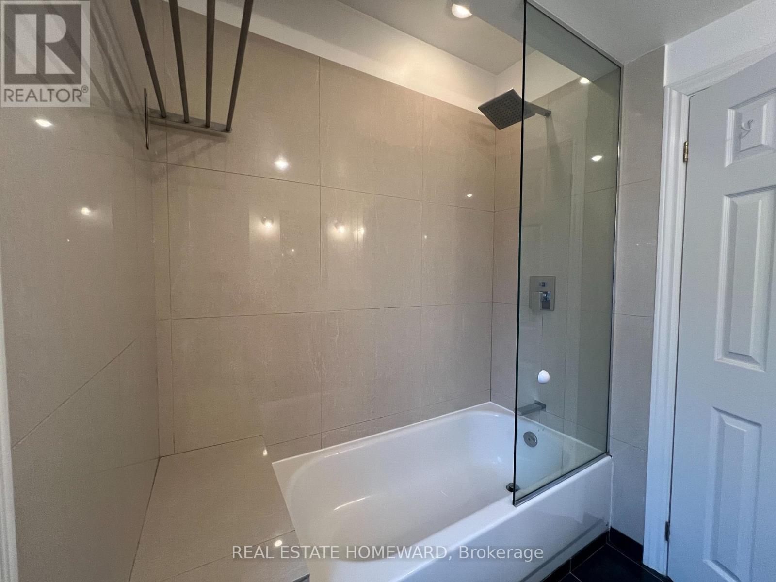 Upper - 220 Pape Avenue, Toronto, Ontario  M4M 2V8 - Photo 16 - E12947522