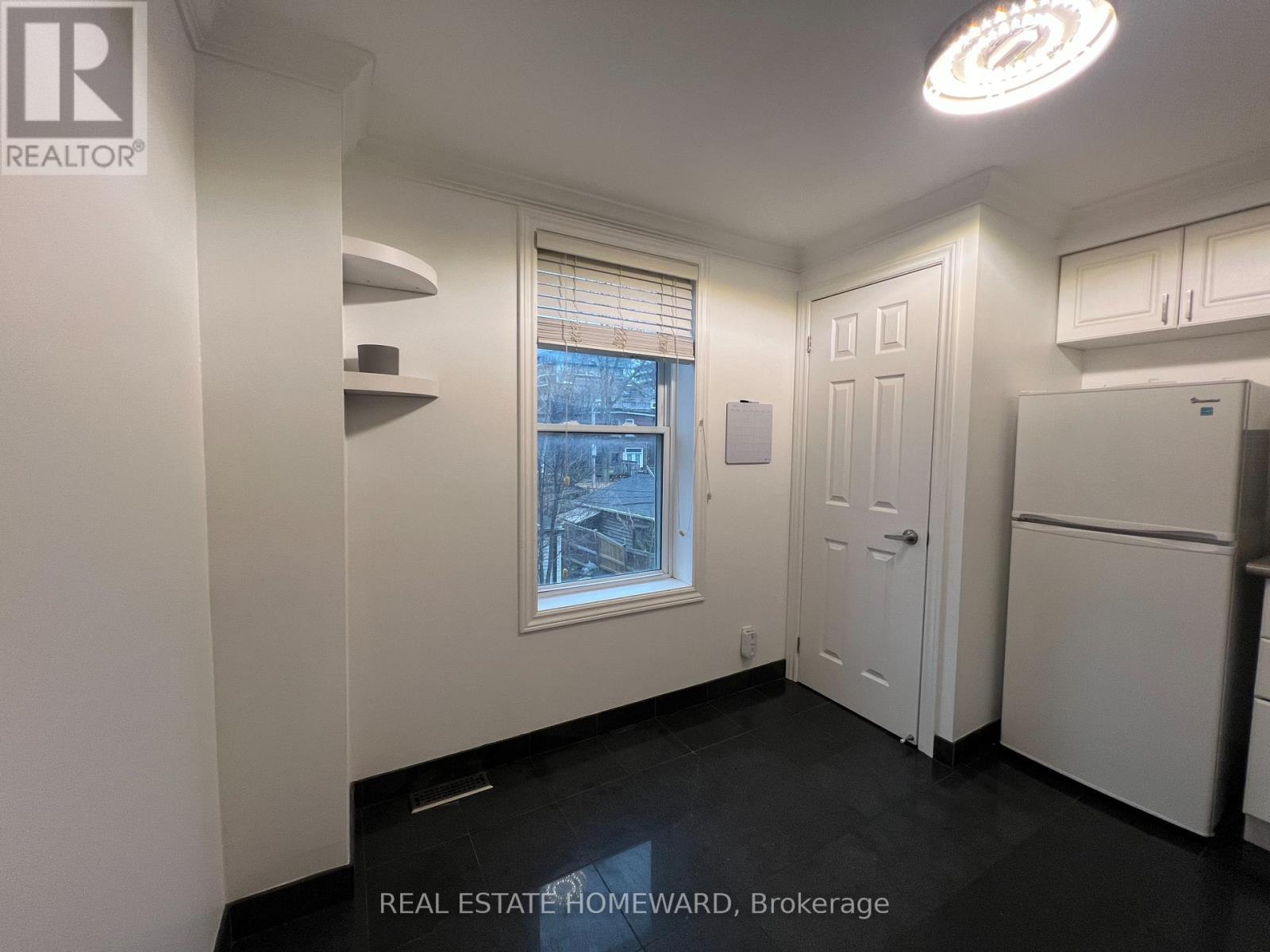 Upper - 220 Pape Avenue, Toronto, Ontario  M4M 2V8 - Photo 17 - E12947522