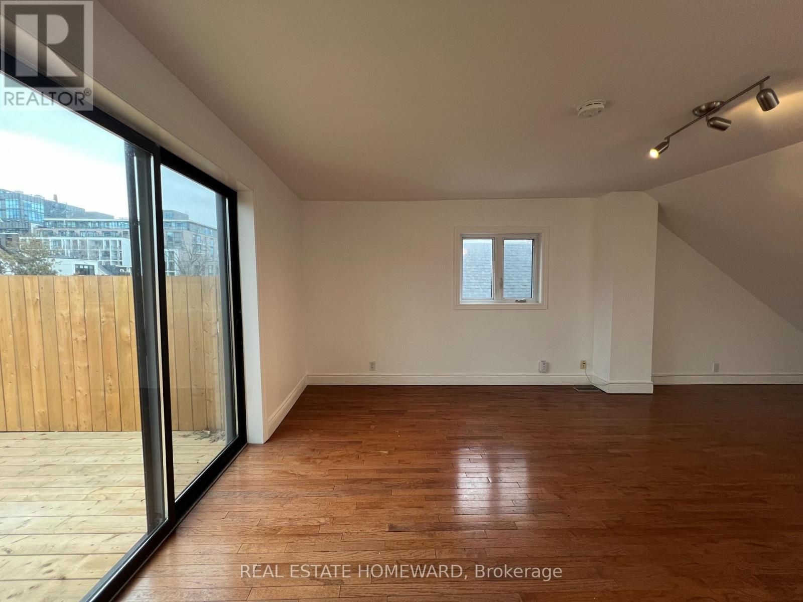 Upper - 220 Pape Avenue, Toronto, Ontario  M4M 2V8 - Photo 6 - E12947522