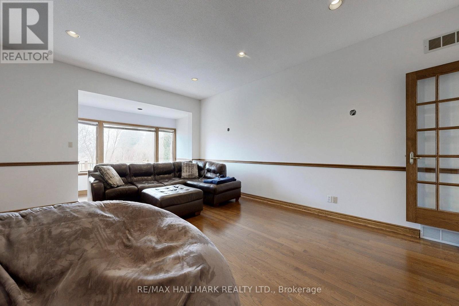 101 Leyburn Avenue, Richmond Hill, Ontario  L4C 0J6 - Photo 4 - N12941474