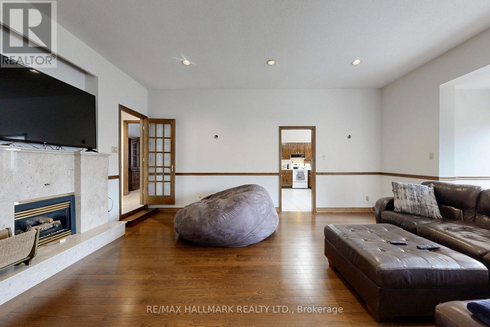 101 Leyburn Avenue, Richmond Hill, Ontario  L4C 0J6 - Photo 5 - N12941474