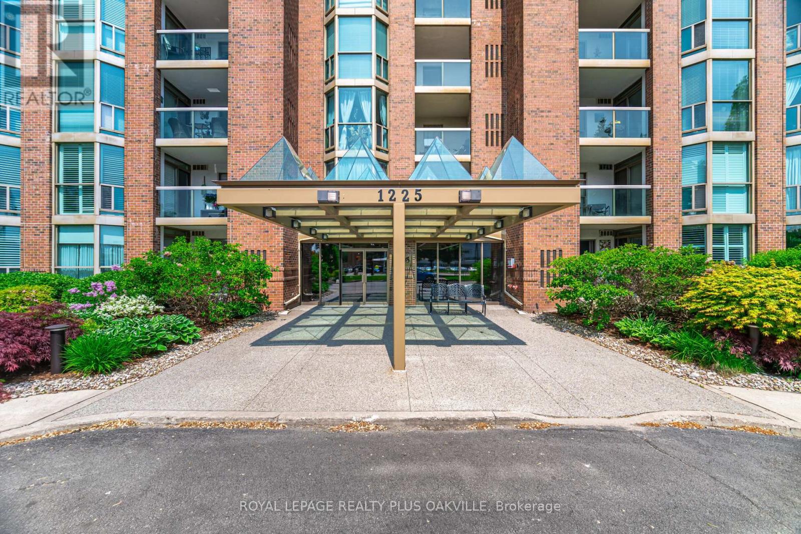 104 - 1225 North Shore Boulevard E, Burlington, Ontario  L7S 1Z6 - Photo 2 - W12947472