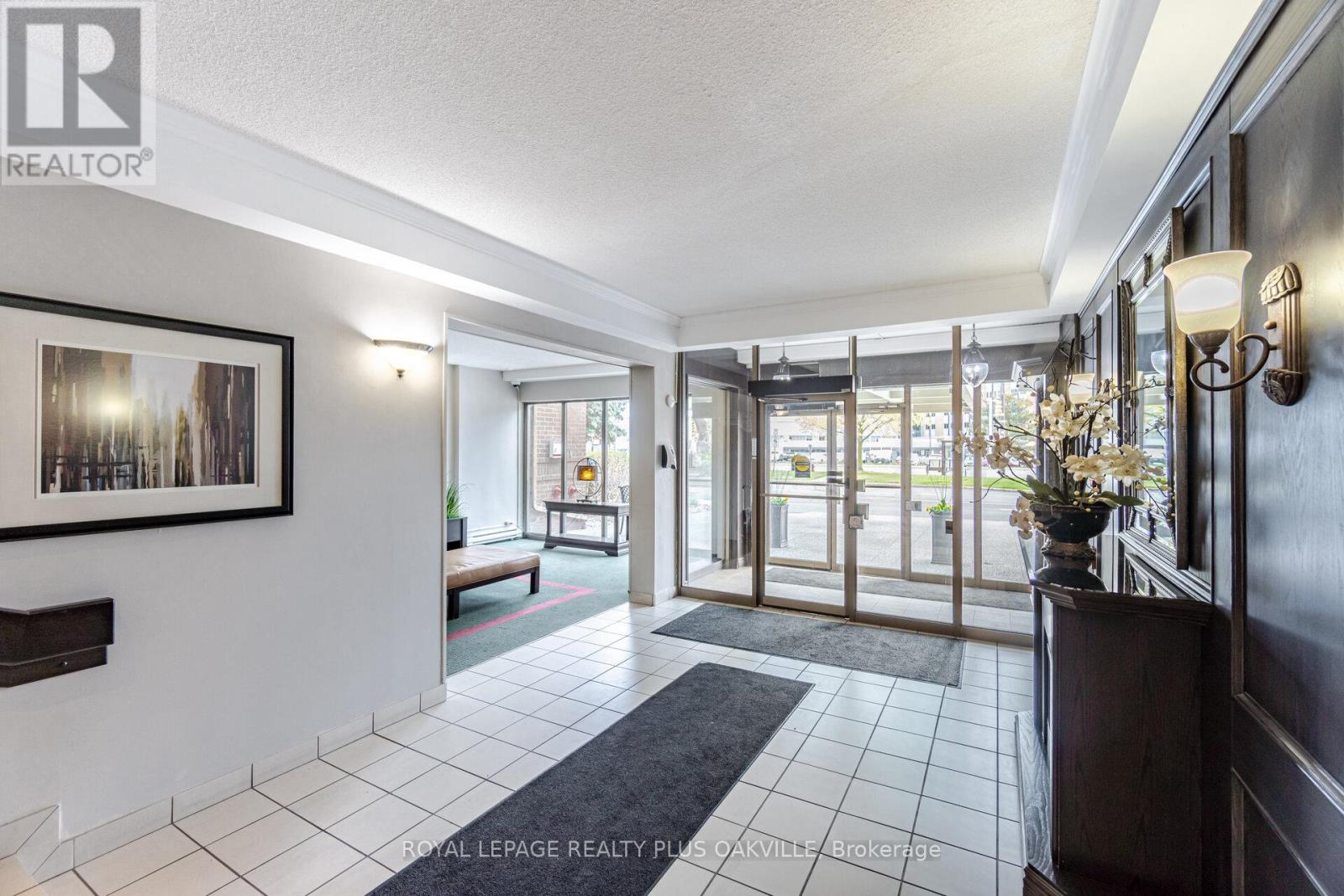 104 - 1225 North Shore Boulevard E, Burlington, Ontario  L7S 1Z6 - Photo 3 - W12947472