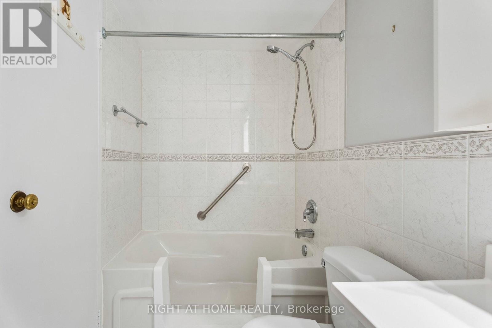 207 - 212 Kerr Street, Oakville, Ontario  L6K 3B1 - Photo 13 - W12947520