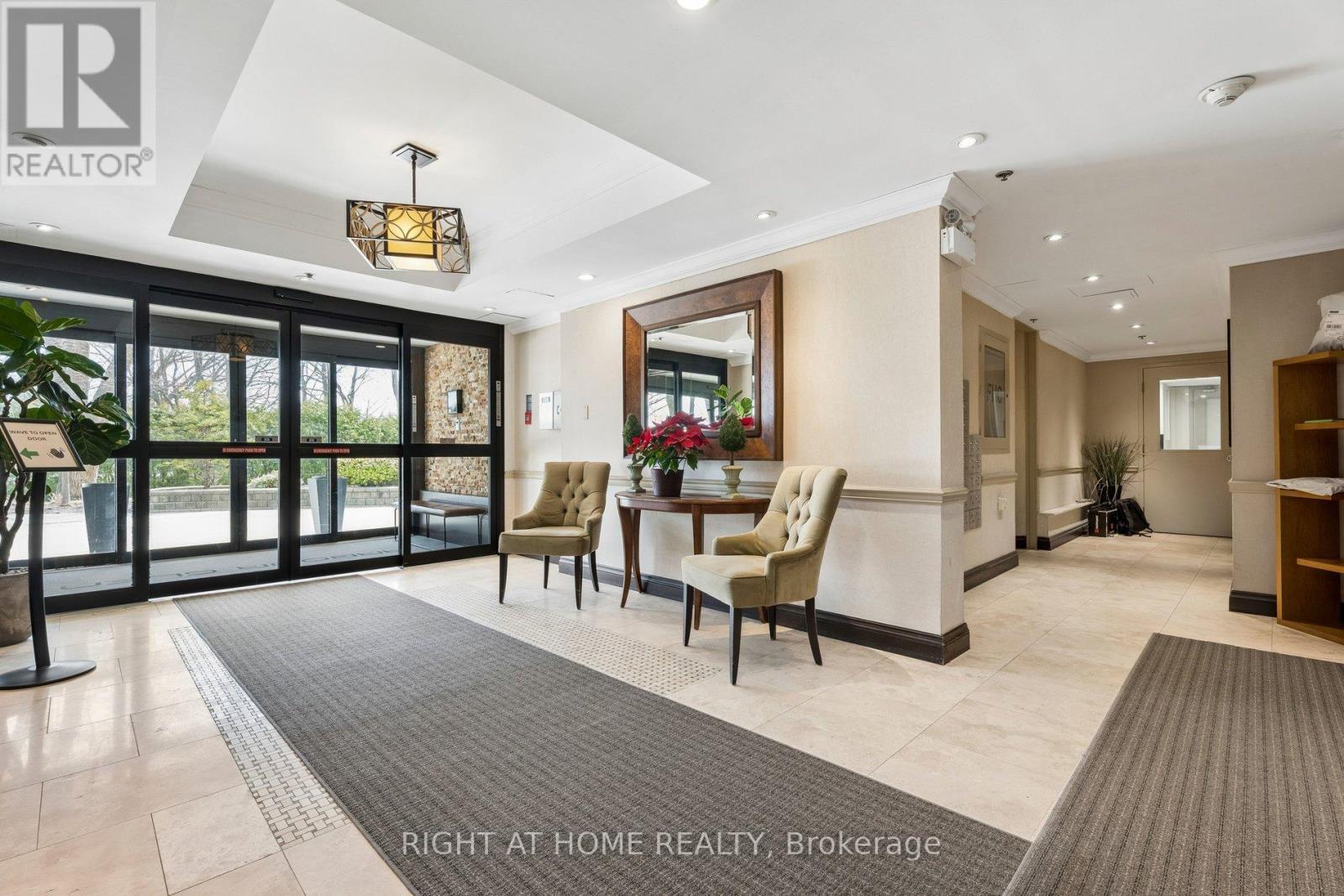 207 - 212 Kerr Street, Oakville, Ontario  L6K 3B1 - Photo 4 - W12947520