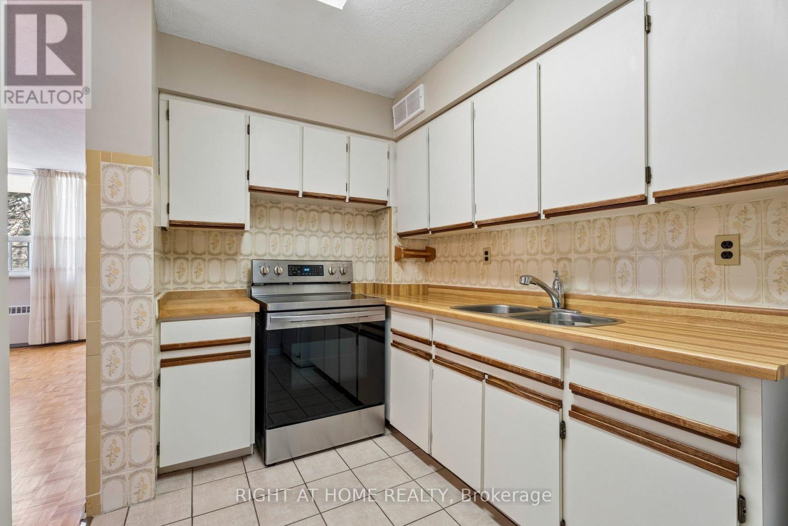 207 - 212 Kerr Street, Oakville, Ontario  L6K 3B1 - Photo 8 - W12947520