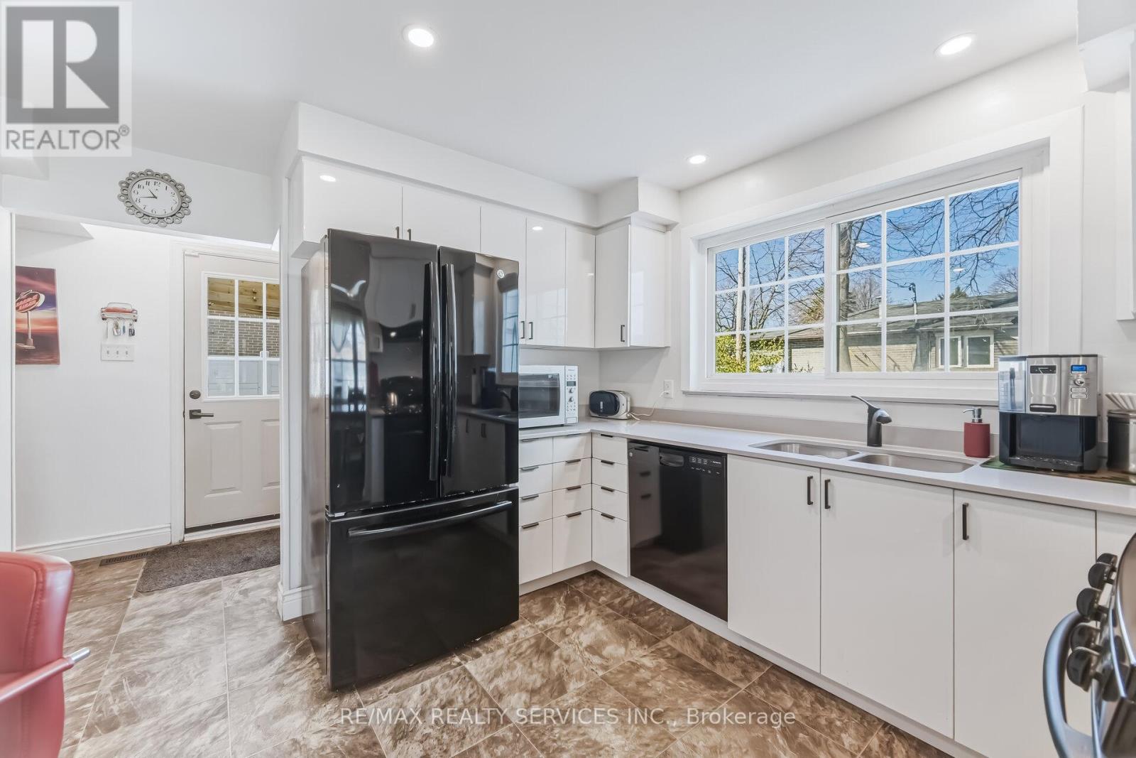 15 Braemar Drive, Brampton, Ontario  L6T 2L5 - Photo 5 - W12947624