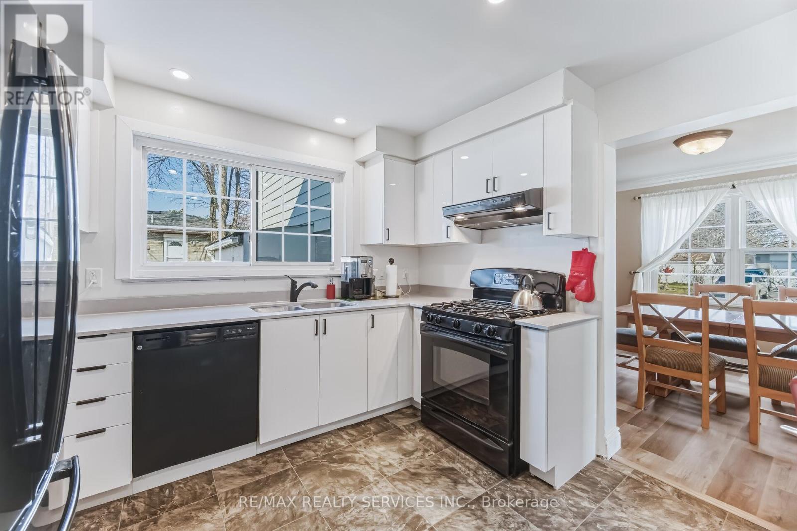 15 Braemar Drive, Brampton, Ontario  L6T 2L5 - Photo 6 - W12947624