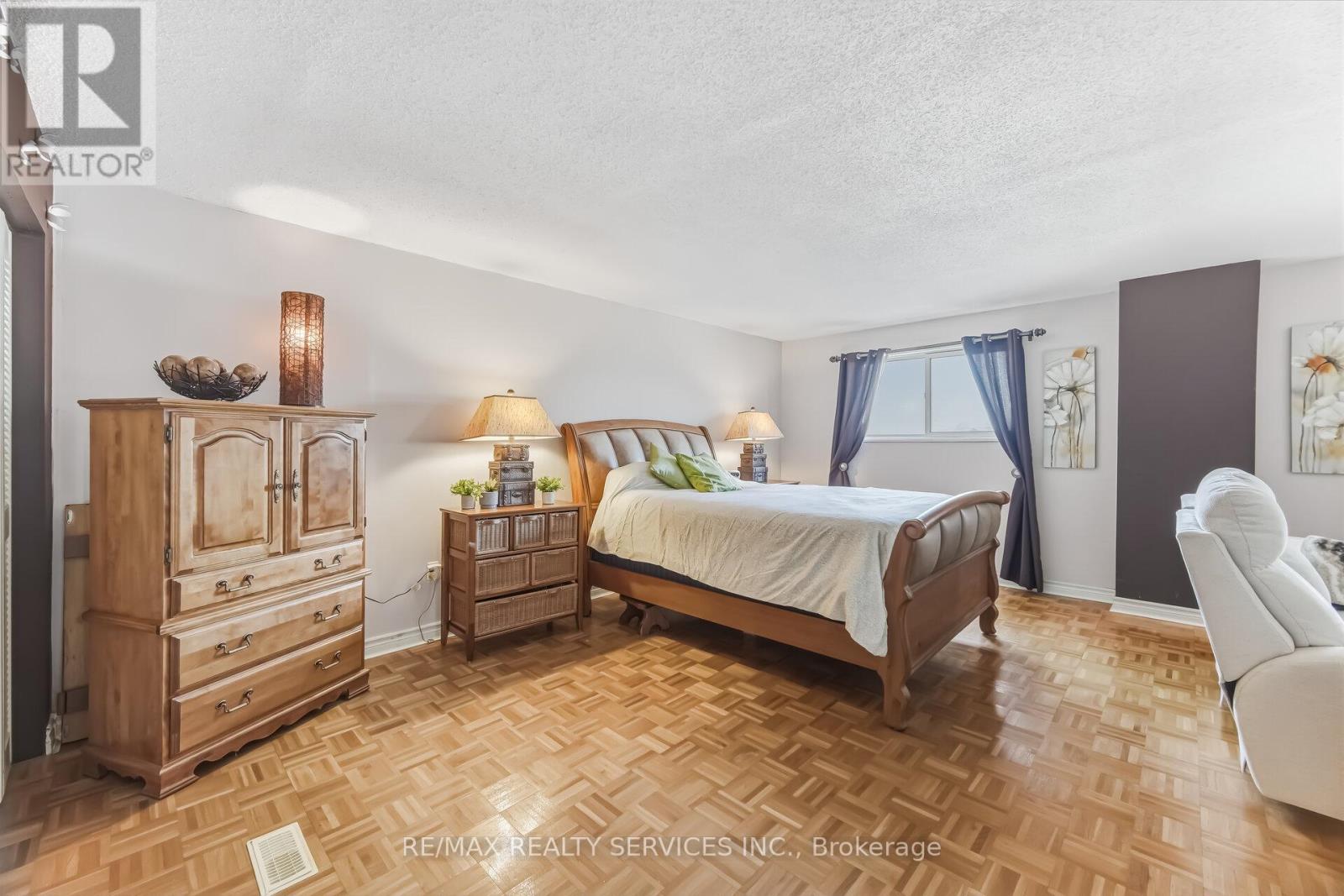 15 Braemar Drive, Brampton, Ontario  L6T 2L5 - Photo 9 - W12947624