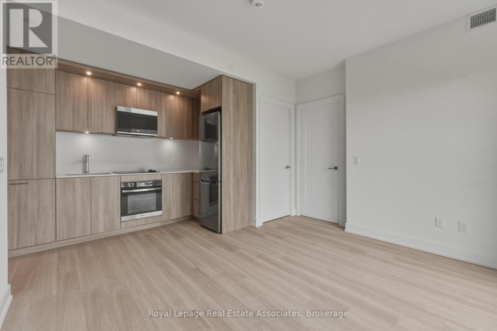 901 - 25 Cordova Avenue, Toronto, Ontario  M9A 0E5 - Photo 2 - W12947714