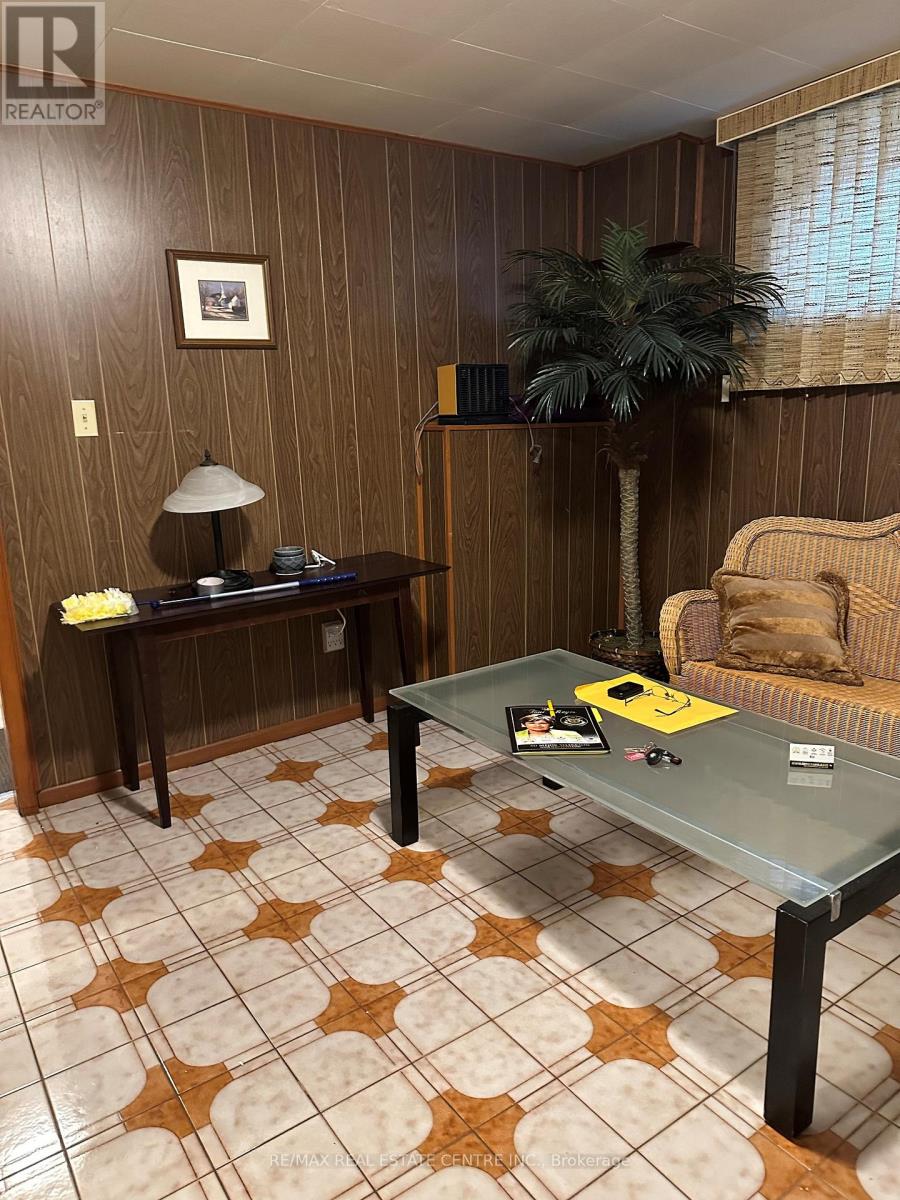 82 Sharpecroft Boulevard, Toronto, Ontario  M3J 1P4 - Photo 3 - W12947744