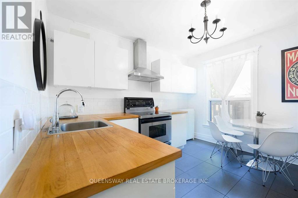 UPPER - 17 FAIRHOLT ROAD S, Hamilton, Ontario