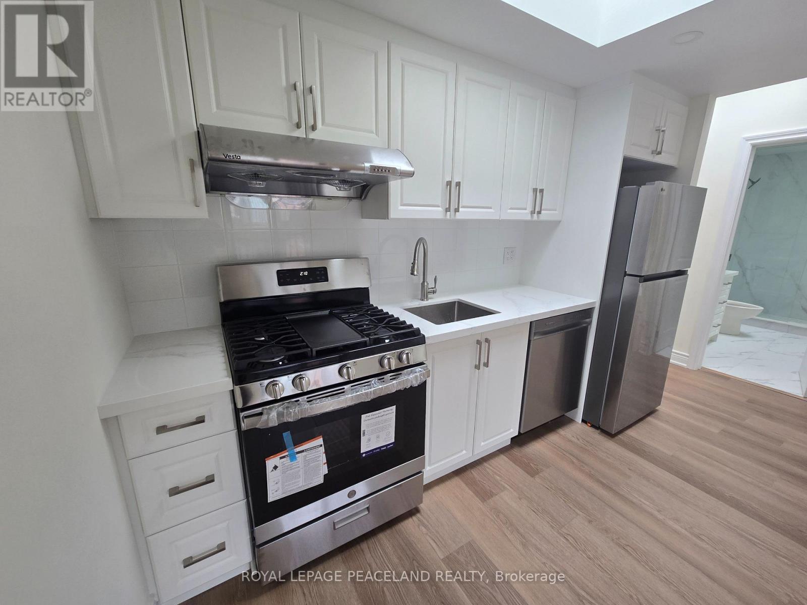 Lanewayhse 2nd Flr - 558 Spadina Crescent, Toronto, Ontario  M5S 2J9 - Photo 3 - C12921410