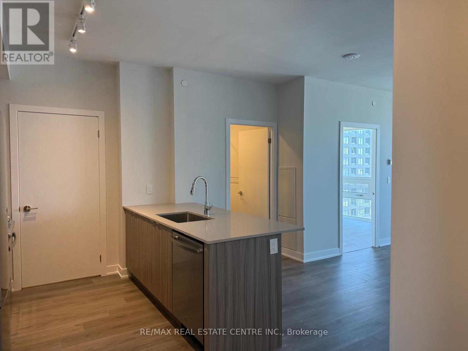 4301 - 430 Square One Drive, Mississauga, Ontario  L5B 0L6 - Photo 9 - W12947772