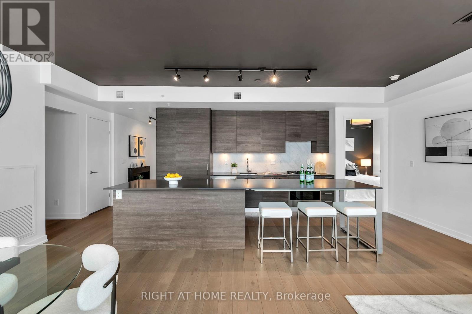 613 - 530 Indian Grove, Toronto, Ontario  M6P 0B3 - Photo 2 - W12947782