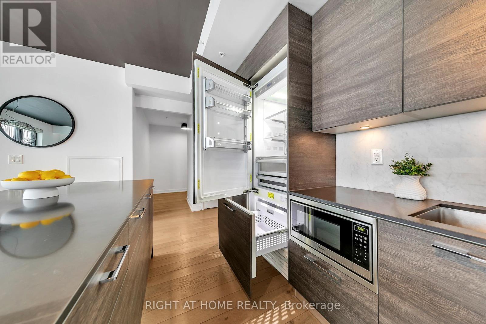 613 - 530 Indian Grove, Toronto, Ontario  M6P 0B3 - Photo 7 - W12947782