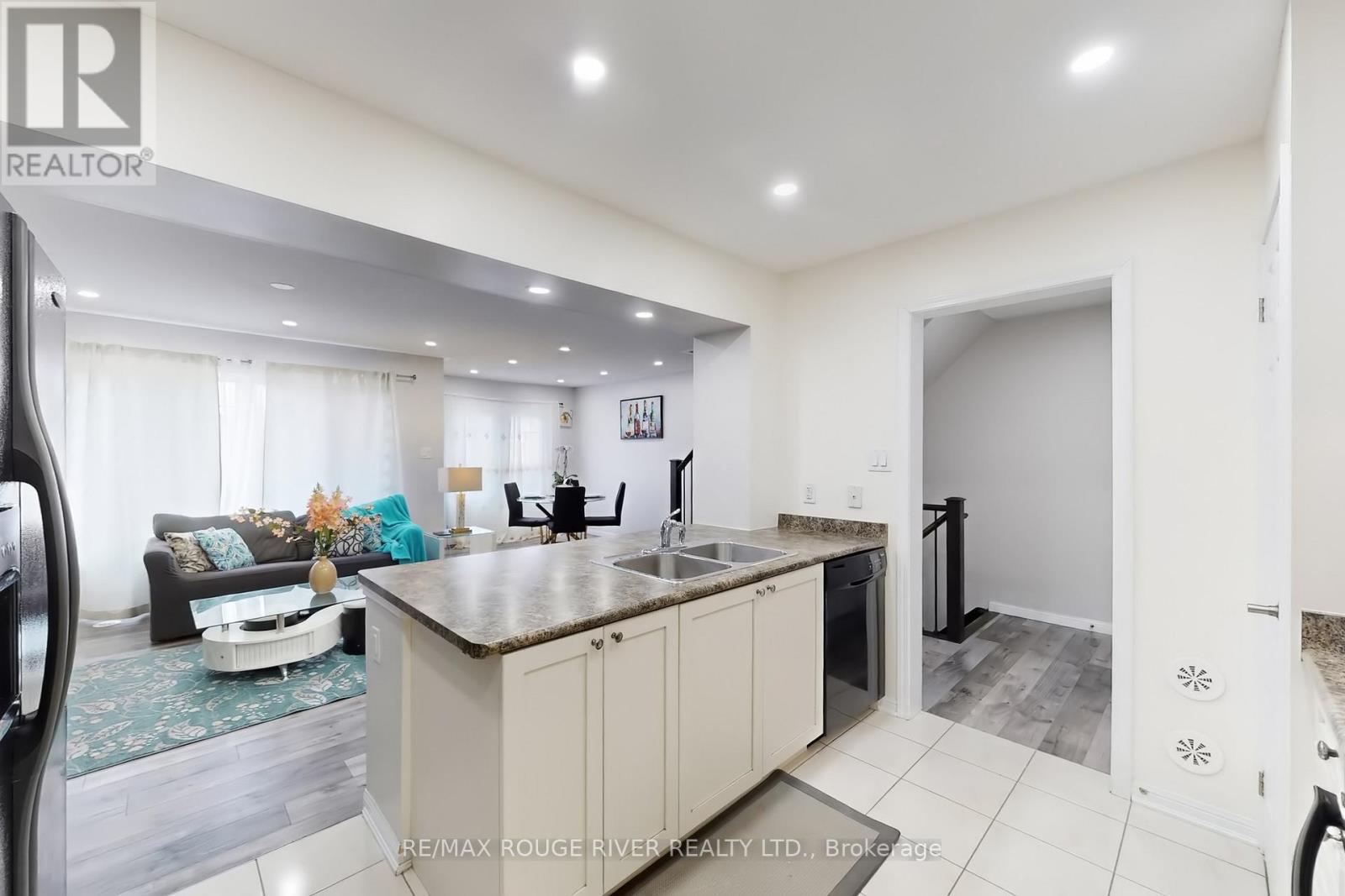 90 Suitor Court, Milton, Ontario  L9T 8R9 - Photo 8 - W12933674