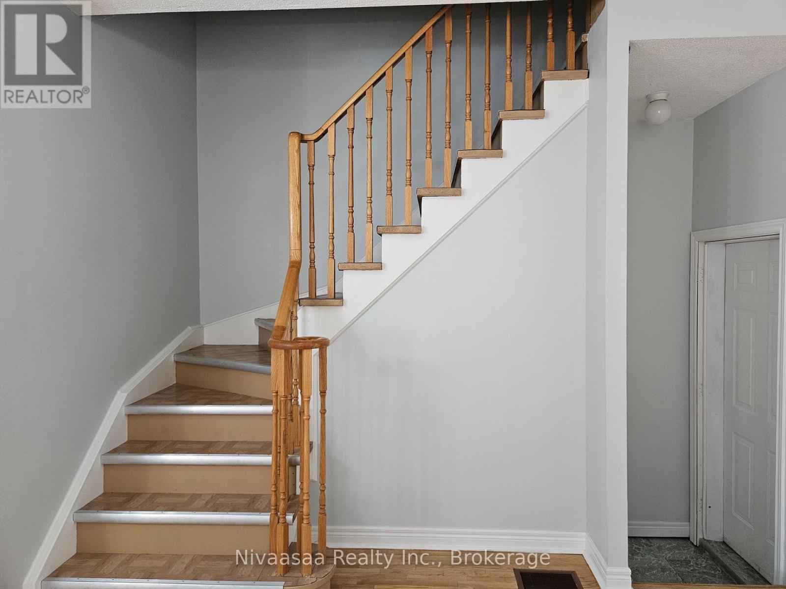 926 Ledbury Crescent, Mississauga, Ontario  L5V 2P8 - Photo 11 - W12947918