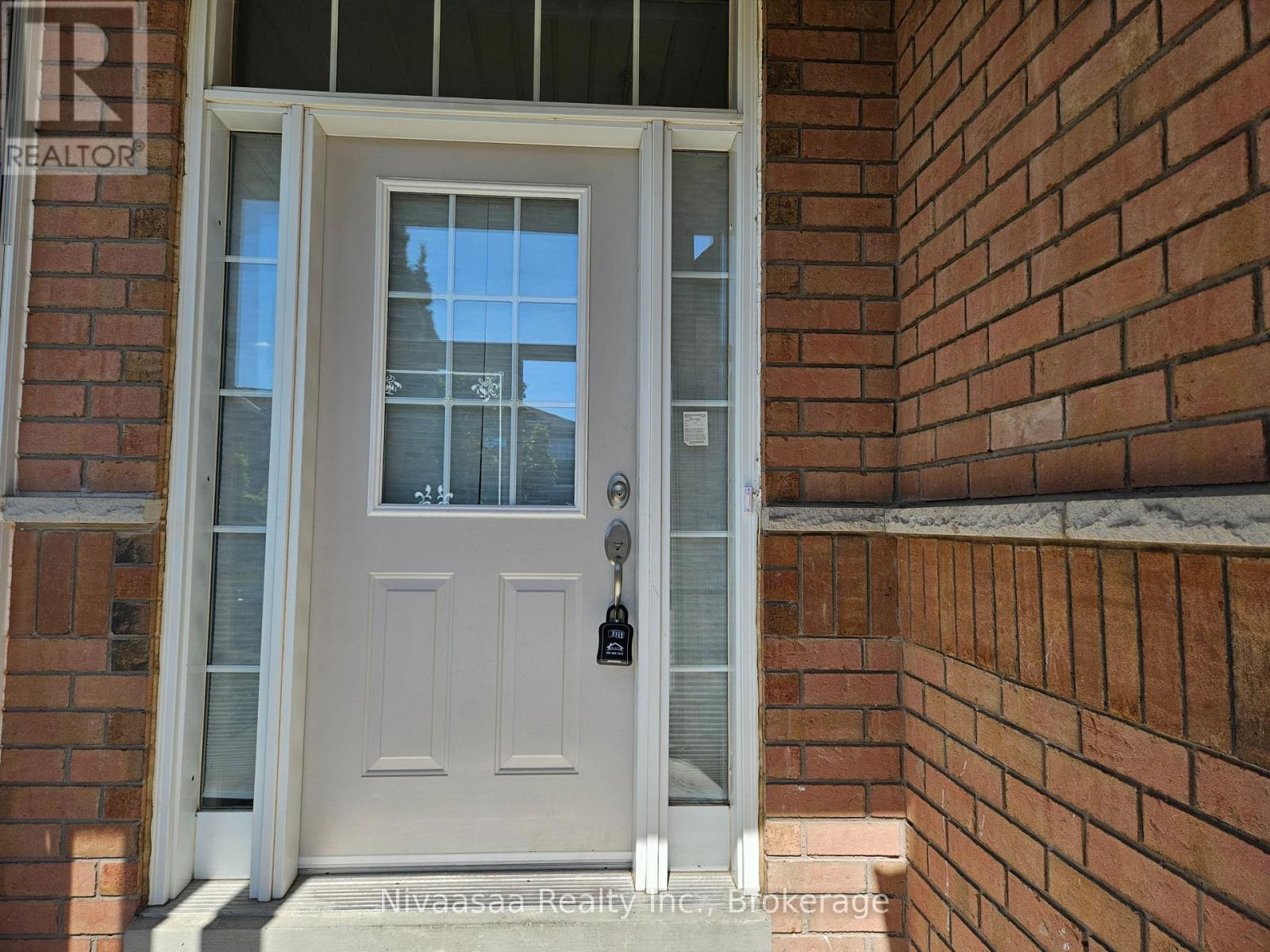 926 Ledbury Crescent, Mississauga, Ontario  L5V 2P8 - Photo 3 - W12947918
