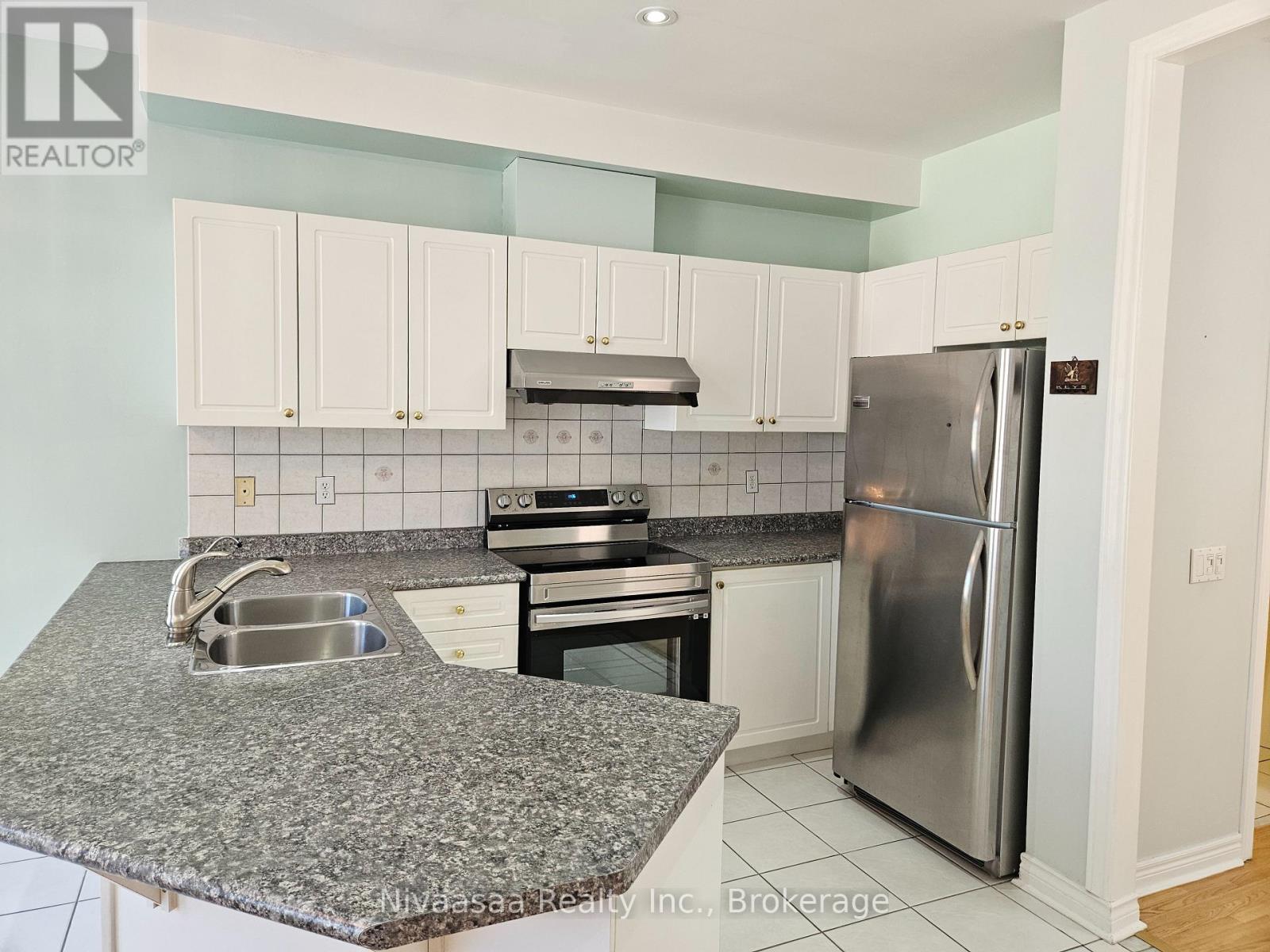 926 Ledbury Crescent, Mississauga, Ontario  L5V 2P8 - Photo 6 - W12947918