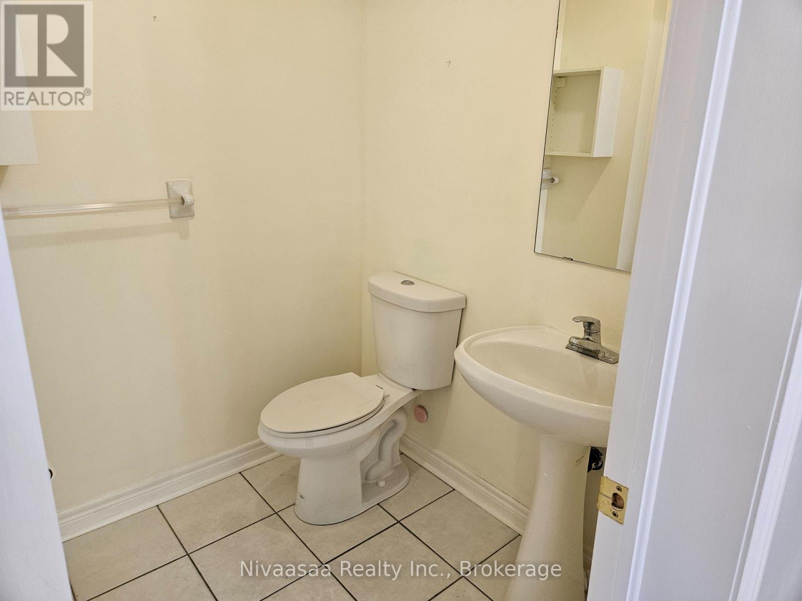 926 Ledbury Crescent, Mississauga, Ontario  L5V 2P8 - Photo 8 - W12947918