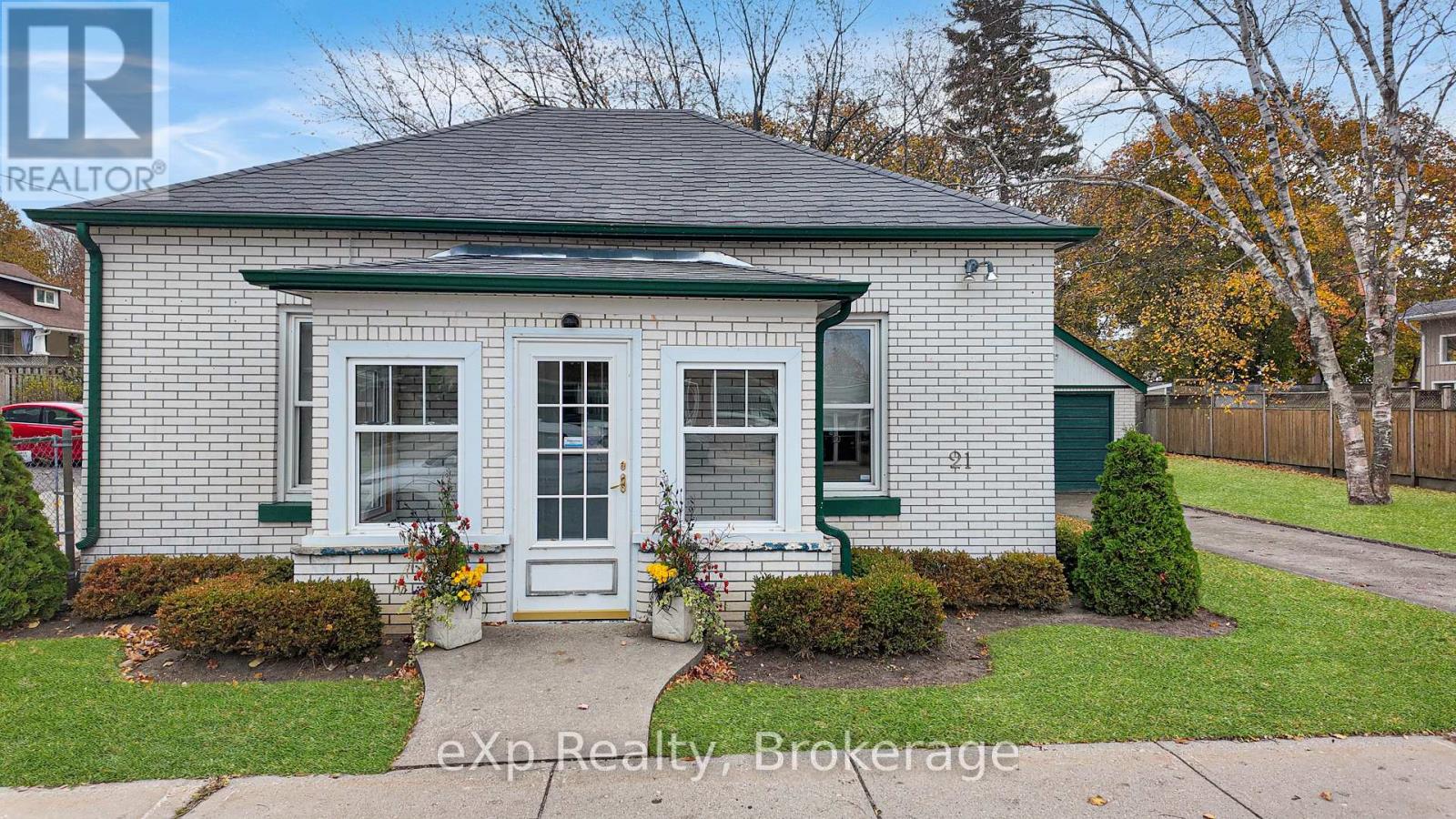 21 Grosvenor Street N, Saugeen Shores, Ontario  N0H 2L0 - Photo 2 - X12947904