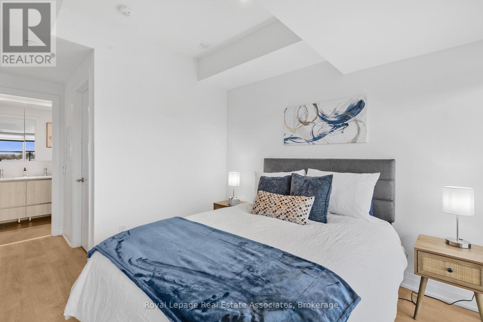 805 - 21 Park Street E, Mississauga, Ontario  L5G 0C2 - Photo 6 - W12778170