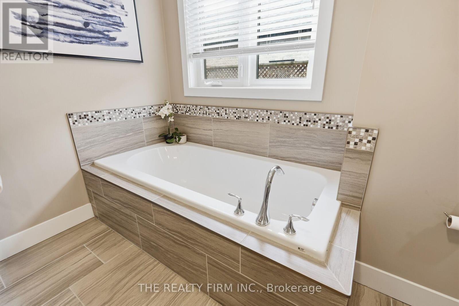 2 Slammer Trail, Thames Centre, Ontario  N0M 2P0 - Photo 19 - X12945892