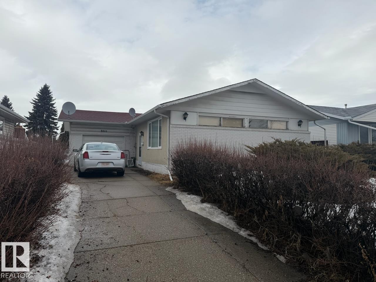 8816 137 AV NW, edmonton, Alberta