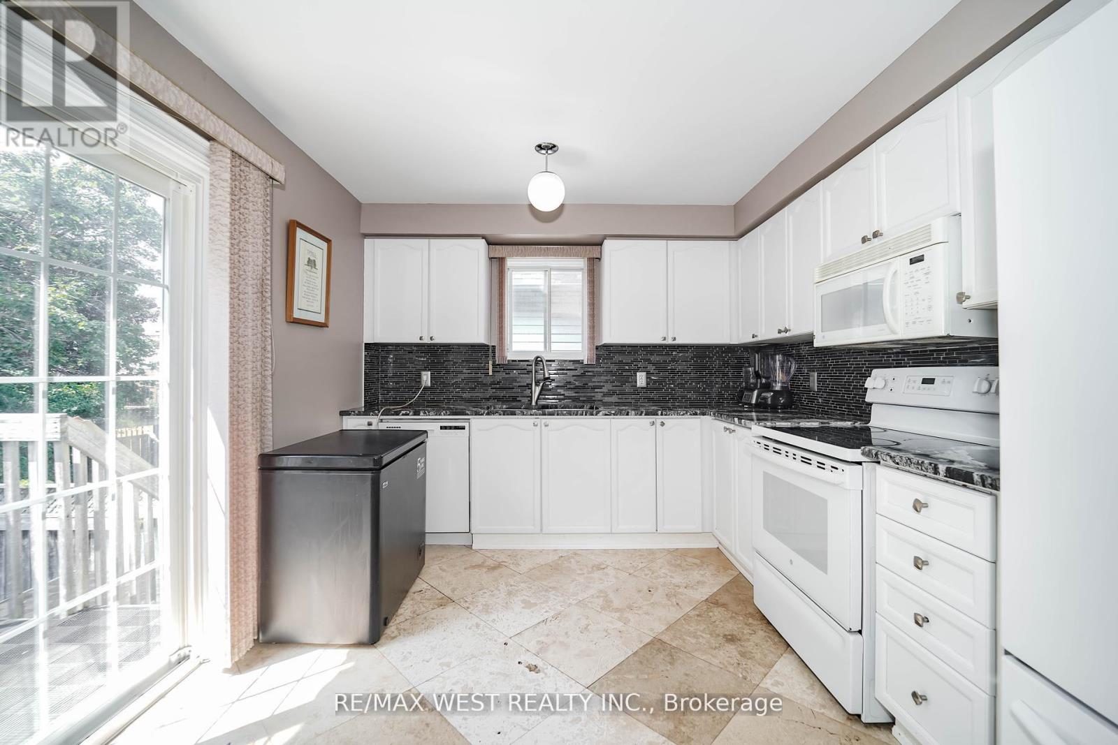 1976 Edenwood Drive, Oshawa, Ontario  L1G 7Y1 - Photo 4 - E12948000