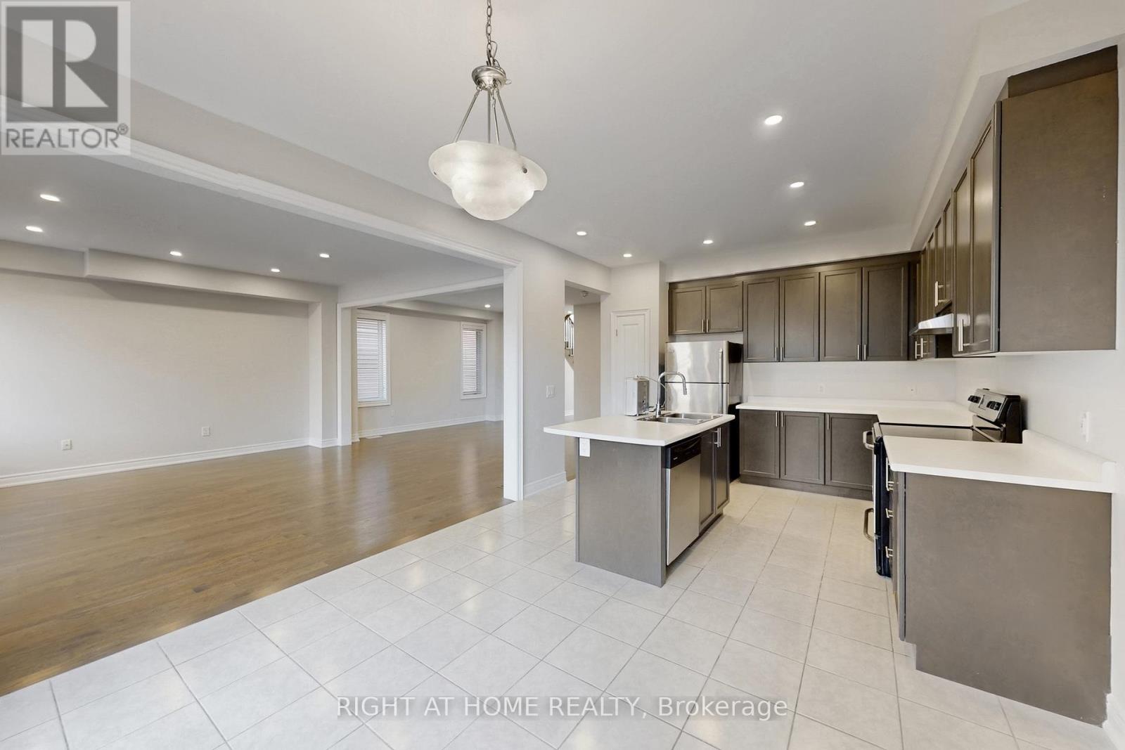 11 Robert Wilson Crescent, Georgina, Ontario  L4P 0G8 - Photo 12 - N12948008