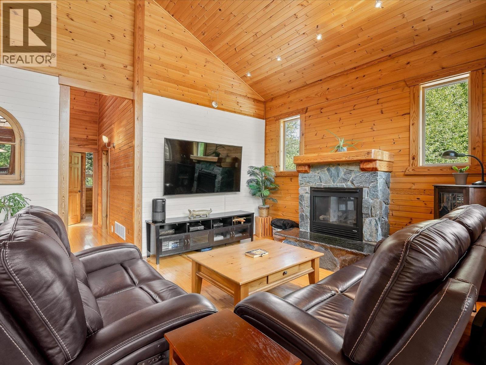 1470 Fraser Road, Pemberton, British Columbia  V0N 2L0 - Photo 4 - R3101973