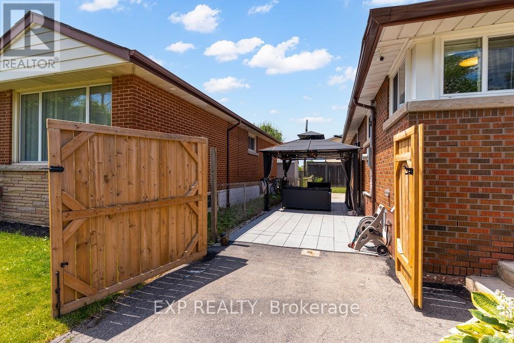 42 Terrace Drive, Hamilton, Ontario  L9A 2Y6 - Photo 3 - X12948014