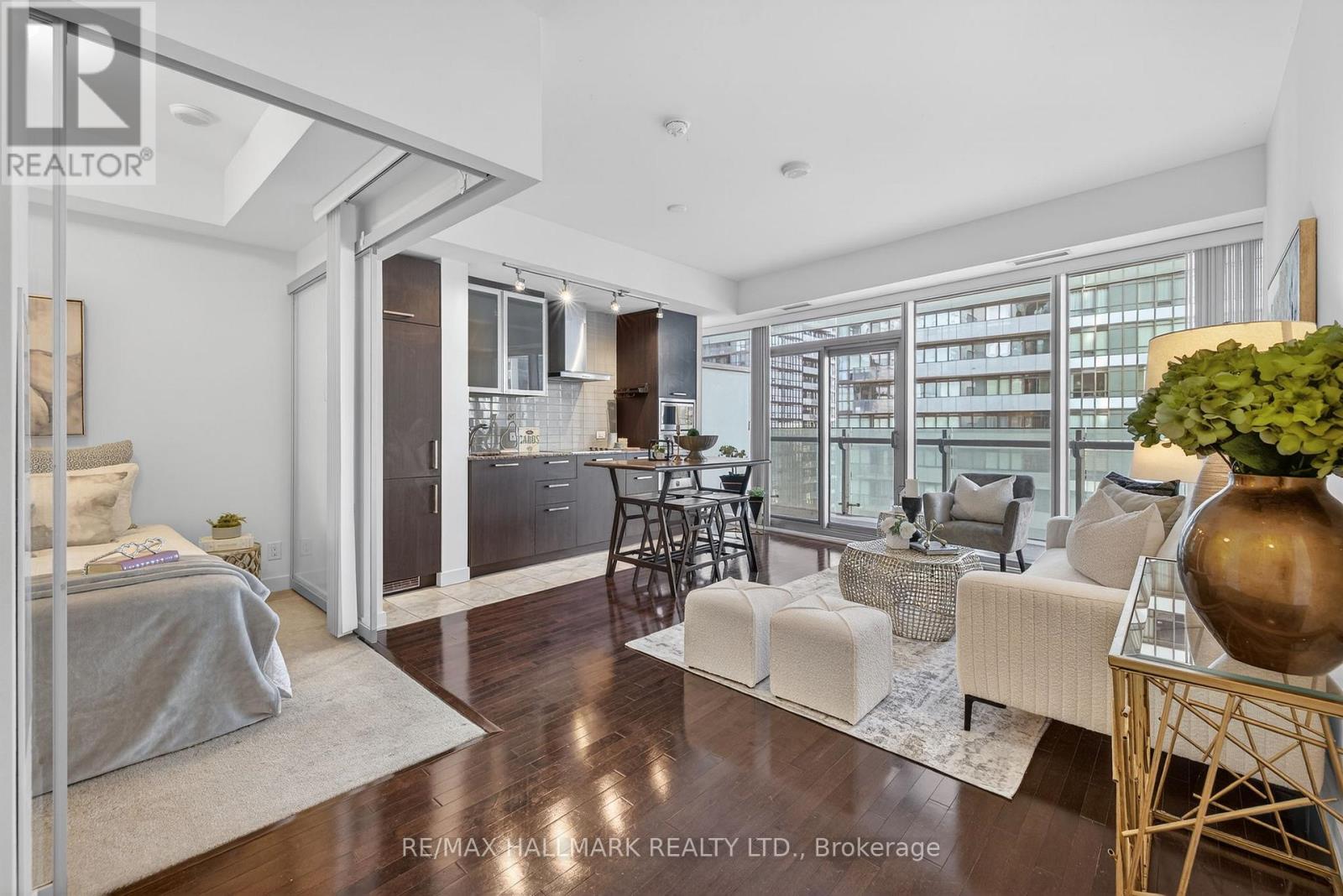 2301 - 14 York Street, Toronto, Ontario  M5J 0B1 - Photo 2 - C12744144