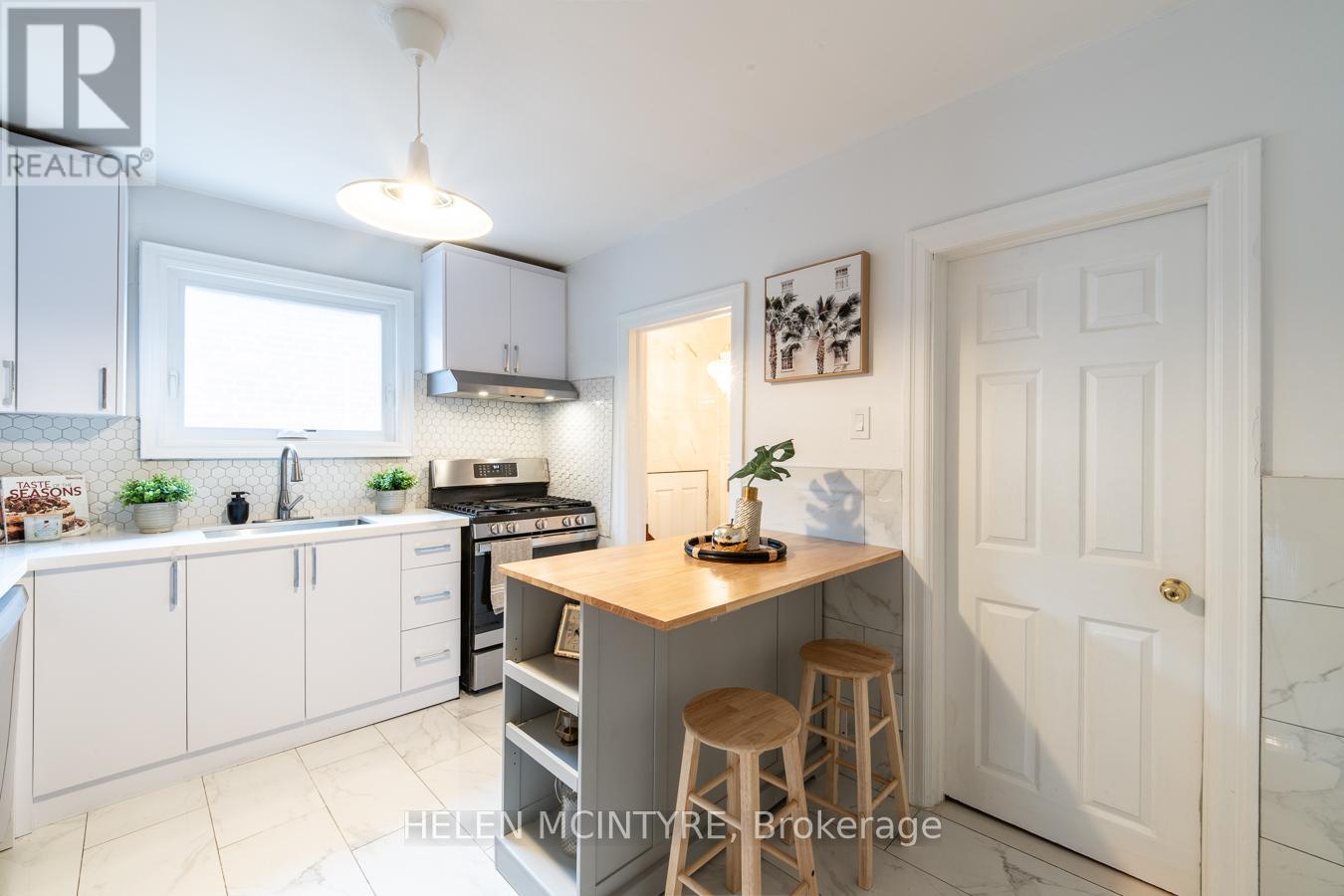 2 Birch Tree Crescent, Toronto, Ontario  M6M 2K8 - Photo 8 - W12942450