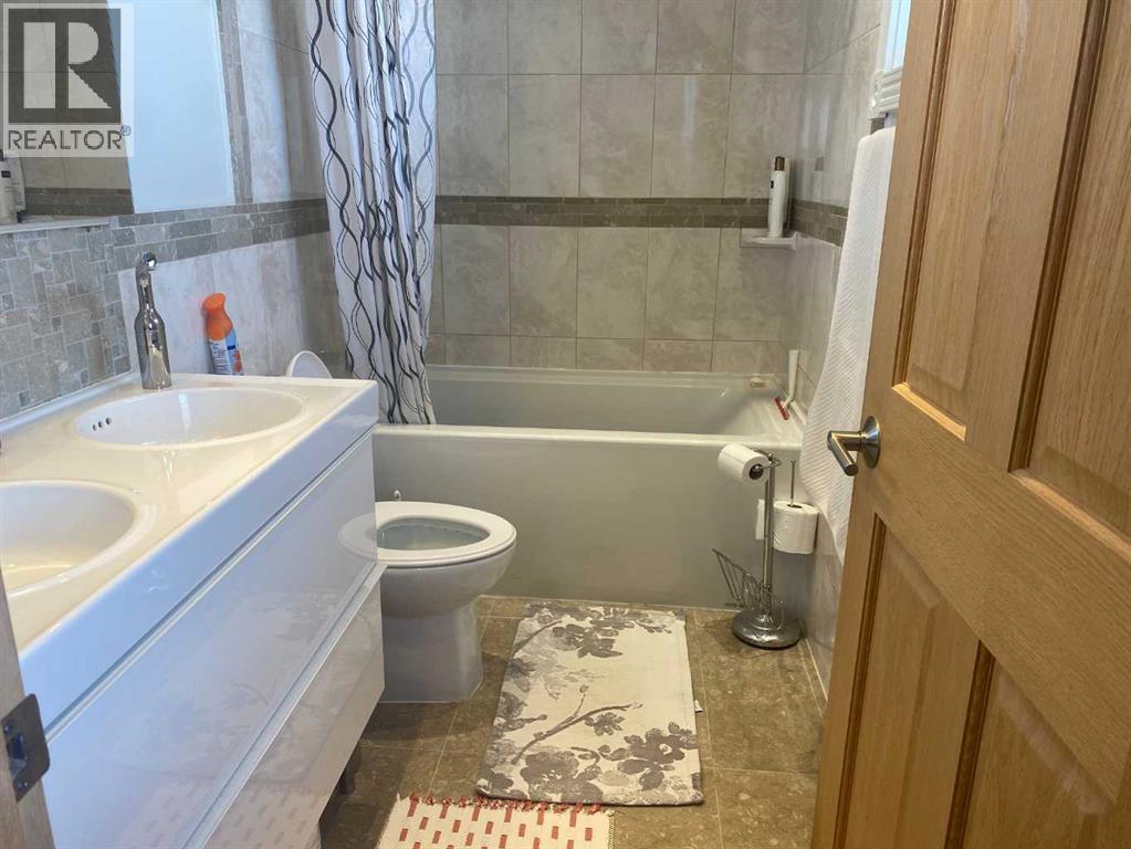 5023 51 Avenue, Woking, Alberta  T0H 3V0 - Photo 17 - A2294764