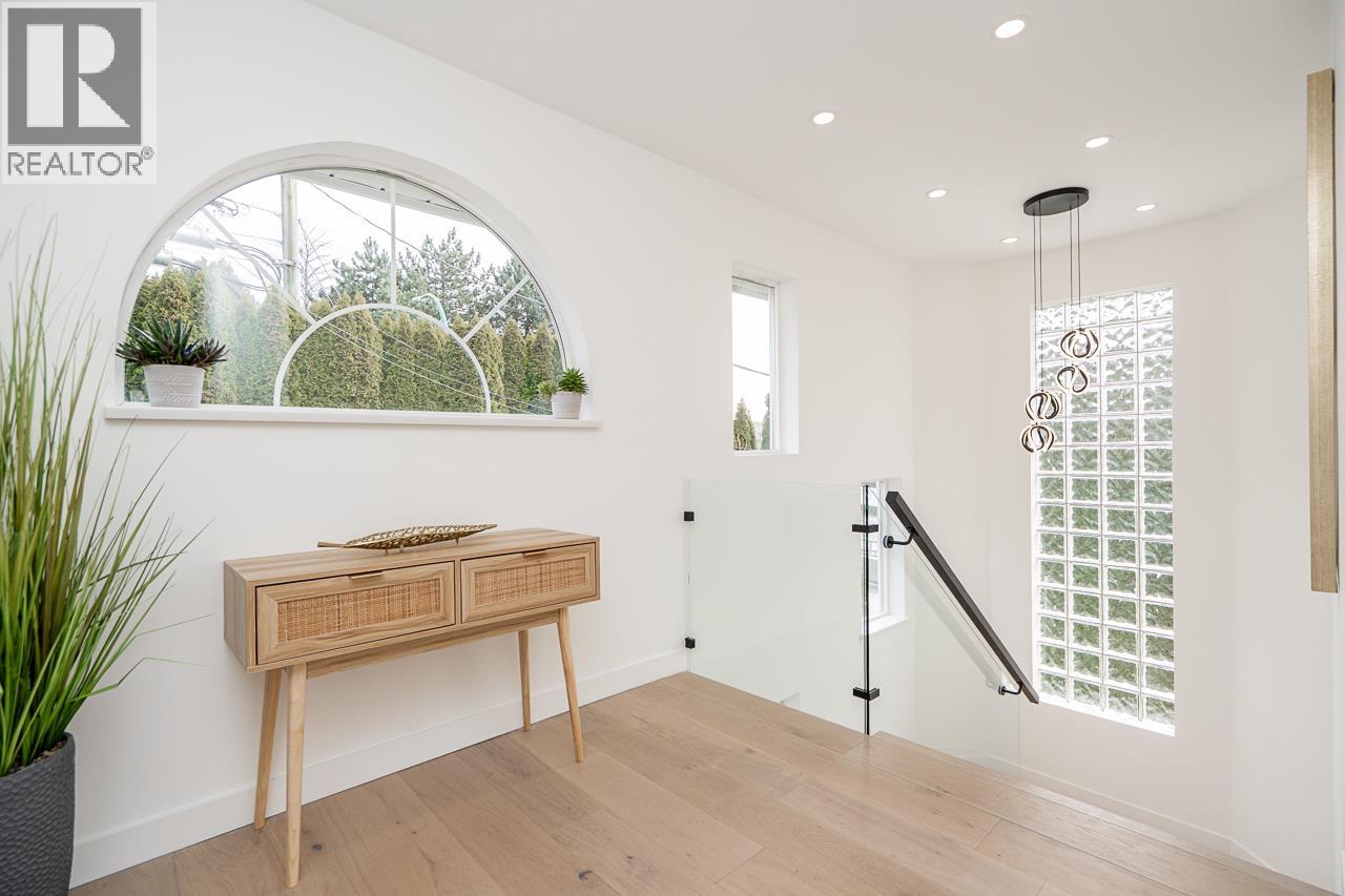 397 Delta Avenue, Burnaby, British Columbia  V5B 3C7 - Photo 3 - R3105891