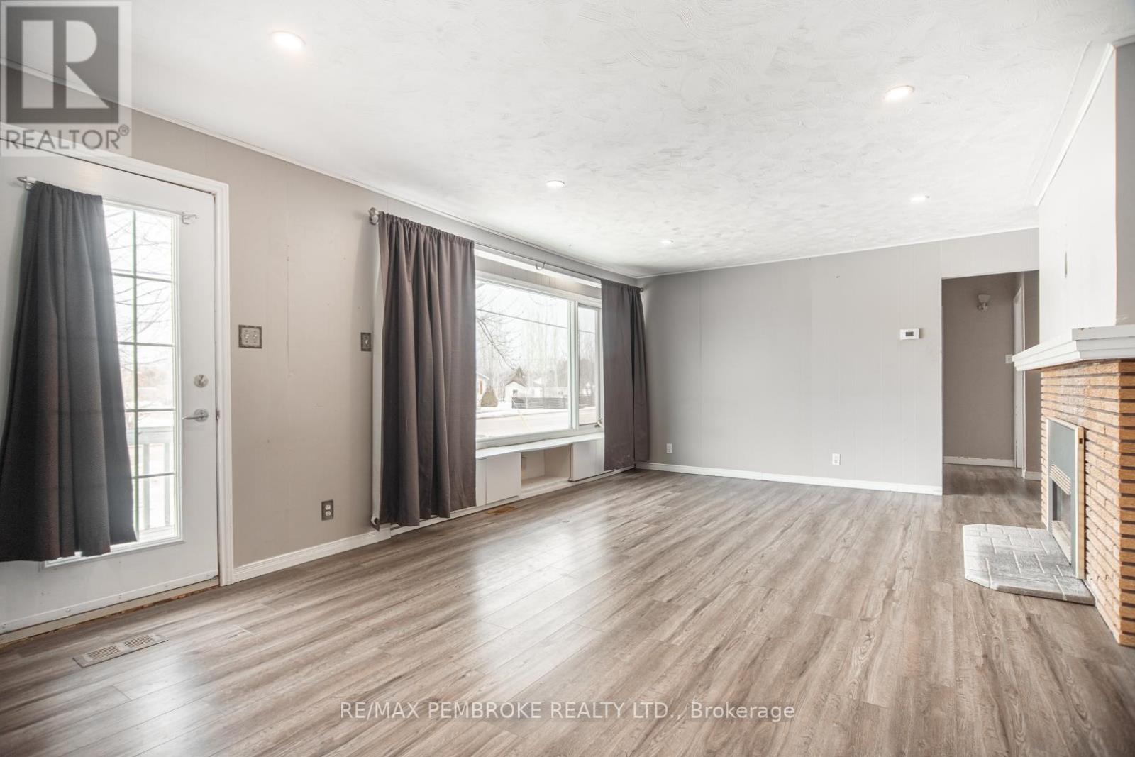 35 Mohns Avenue, Petawawa, Ontario  K8H 2G7 - Photo 10 - X12948184