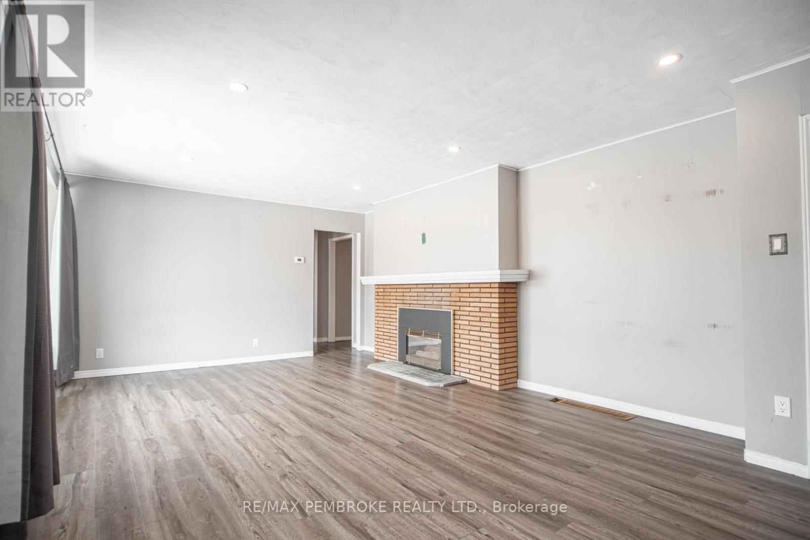 35 Mohns Avenue, Petawawa, Ontario  K8H 2G7 - Photo 11 - X12948184