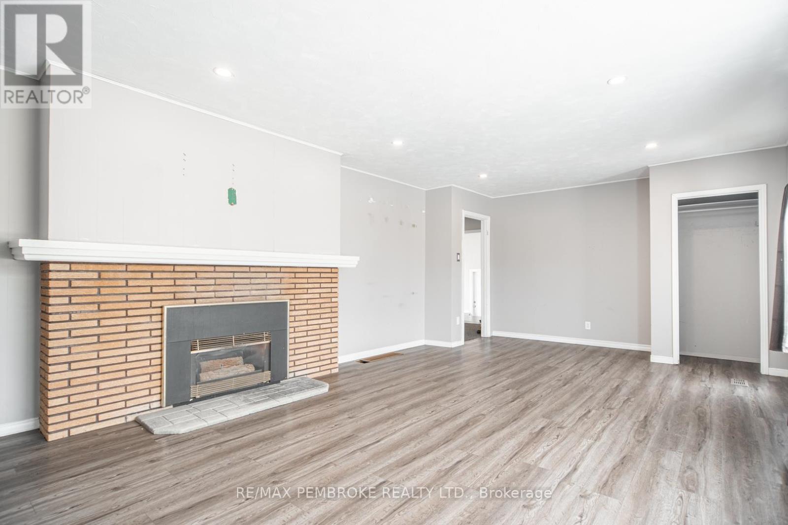 35 Mohns Avenue, Petawawa, Ontario  K8H 2G7 - Photo 12 - X12948184