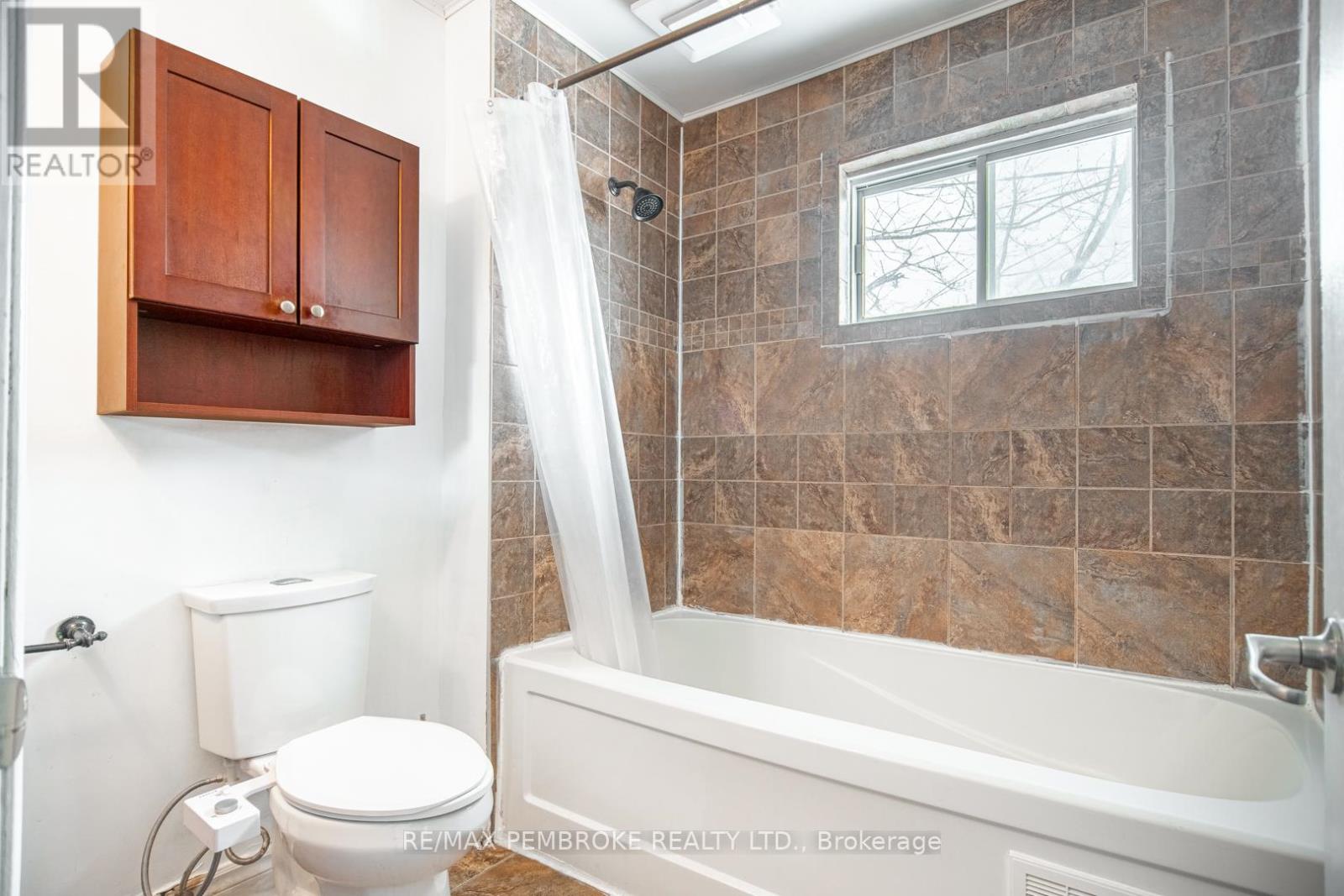 35 Mohns Avenue, Petawawa, Ontario  K8H 2G7 - Photo 13 - X12948184