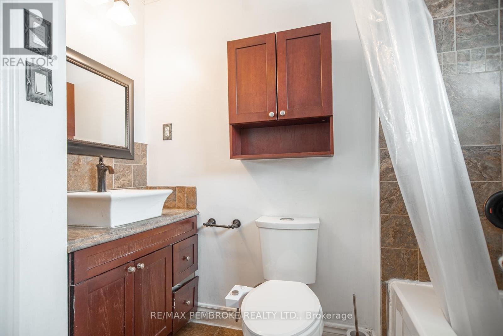 35 Mohns Avenue, Petawawa, Ontario  K8H 2G7 - Photo 14 - X12948184